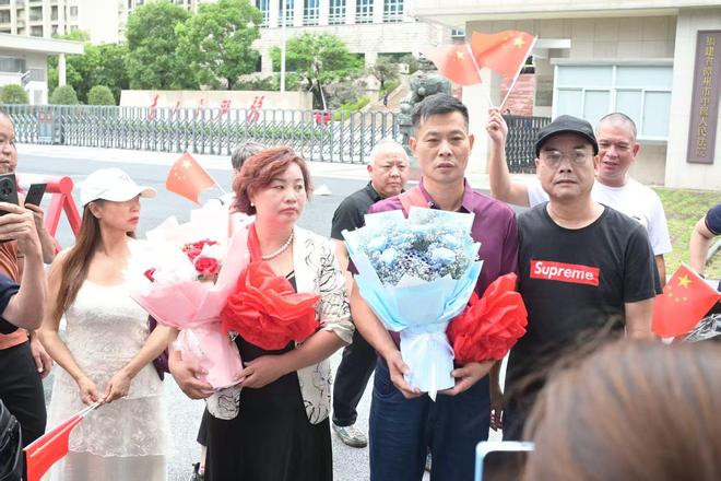 四字弟弟谈顶级白富美!军艺校草也吃窝边草!