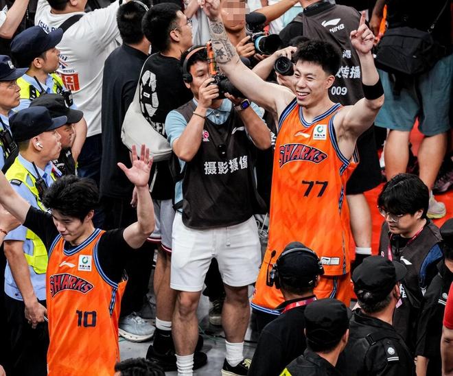 长鑫员工薪酬爆料:上海的技术岗,月基本工资税前57000,年终奖按4个月基本工资算,光这两项,全年总包就差不多百万了。存储龙头是真给钱
