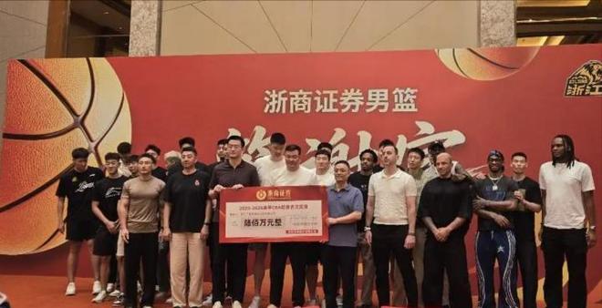 东体:成都上半年家底够厚,各队对第二名兴趣也不高