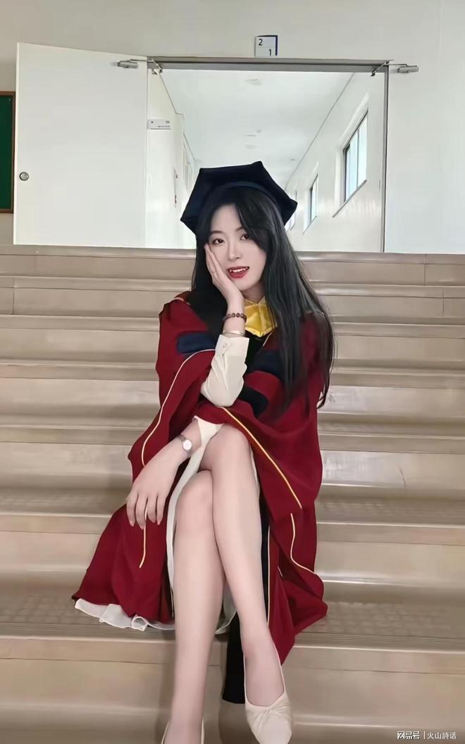 杨洋李沁谈了五年热搜上的“意难平”,与沉默的体面